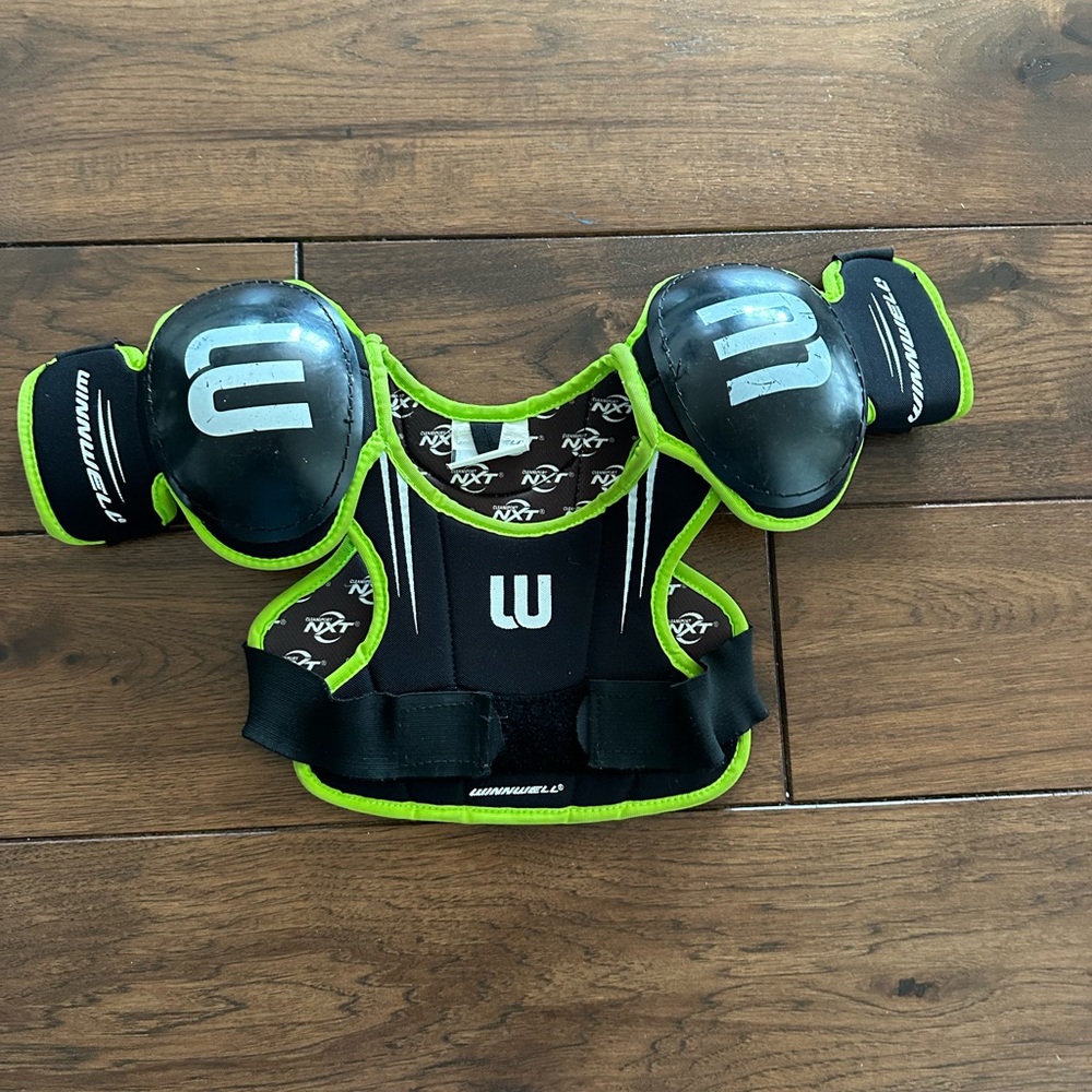 WinnWell AMP 500 Youth Shoulder Pads Black And Green Small P